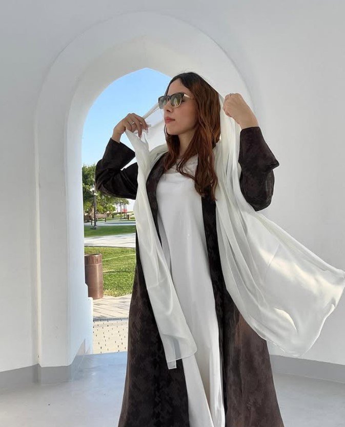 Minalkhaleej quality khaleeji abaya, made in Qatar worn in Baghdad