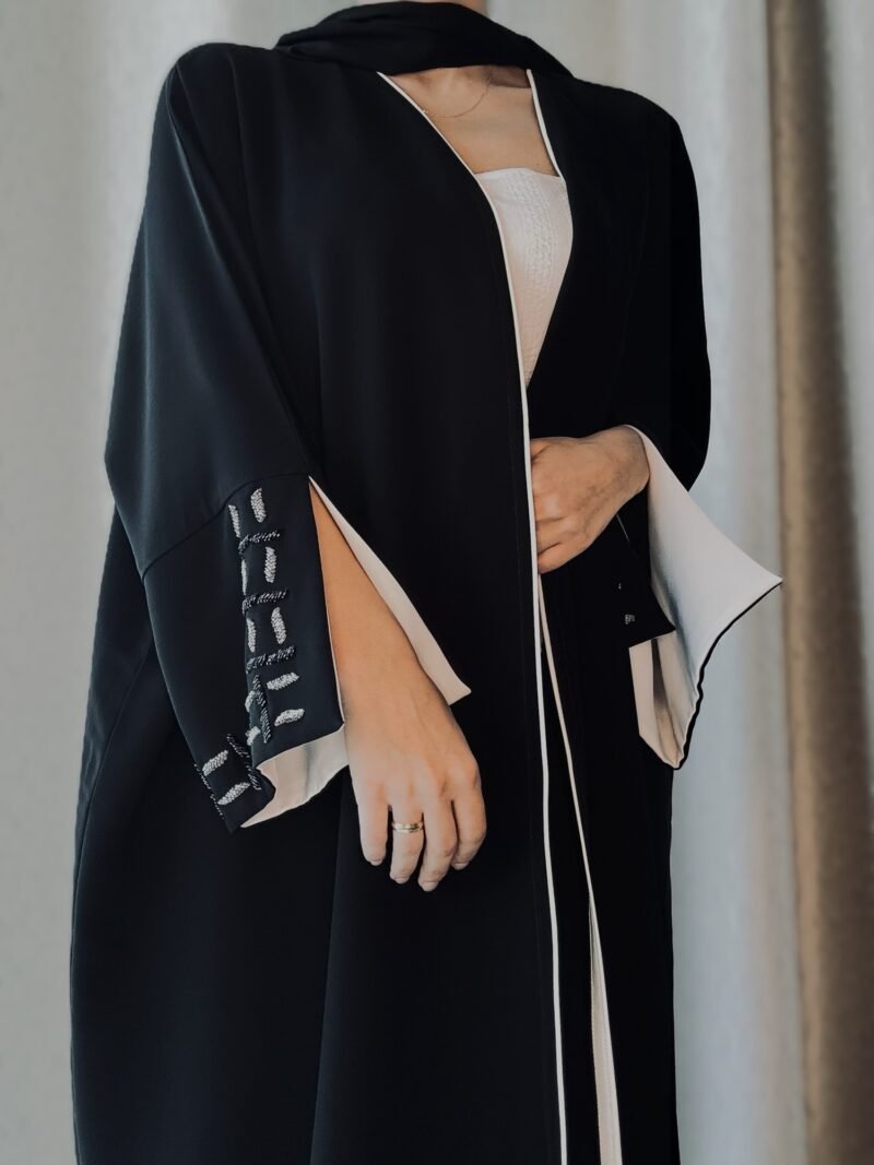 crepe classic abaya black and white contrast