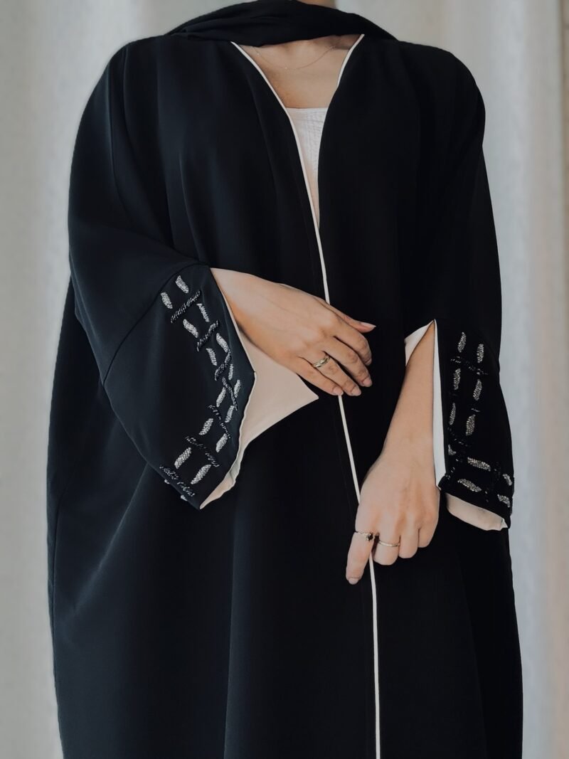 crepe classic abaya black and white contrast