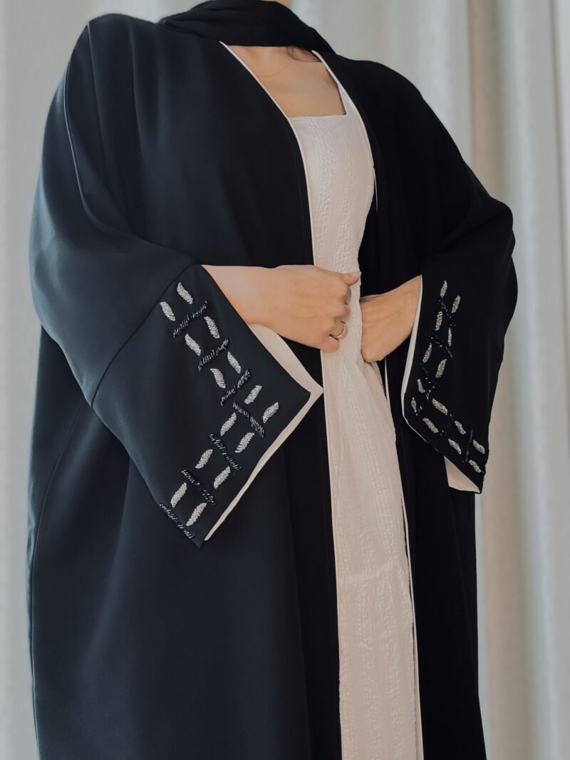 crepe classic abaya black and white contrast